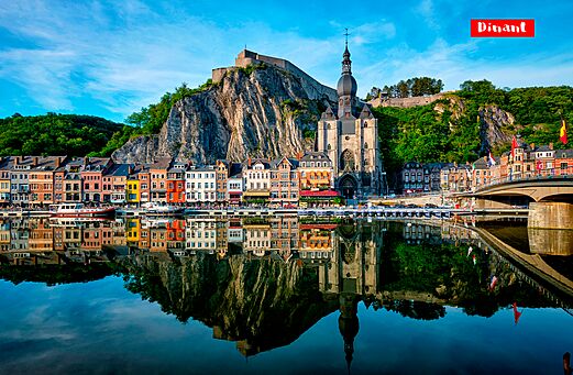 Dinant, zijn citadel, collegiale kerk en kleurrijke huizen langs de Maas.