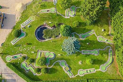 Minigolfbaan en vijver, luchtfoto op camping CAPFUN Pachy in FOSSES LA VILLE.