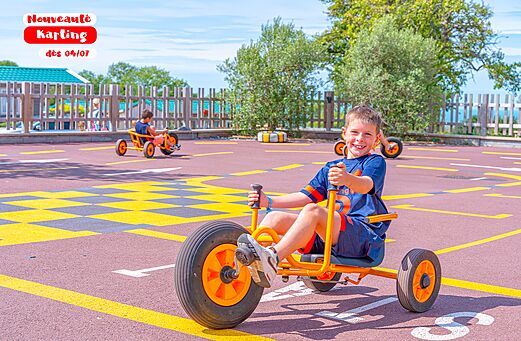 Lachend kind skarting pedalen camping CAPFUN Pachy in FOSSES LA VILLE.