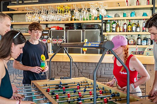 Levendig tafelvoetbalspel en gezellige bar op camping CAPFUN Pachy in FOSSES LA VILLE.