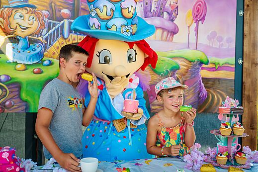 Kinderen en mascotte bij een zoete animatie op camping CAPFUN Pachy in FOSSES LA VILLE.