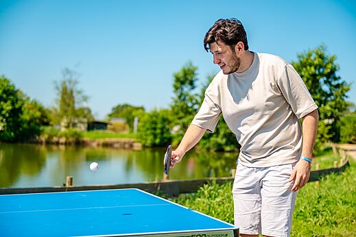 Buiten tafeltennisspel op camping CAPFUN Pachy in FOSSES LA VILLE.