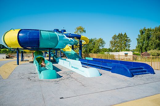 Grote waterglijbanen en speelzone op camping CAPFUN Pachy in FOSSES LA VILLE.