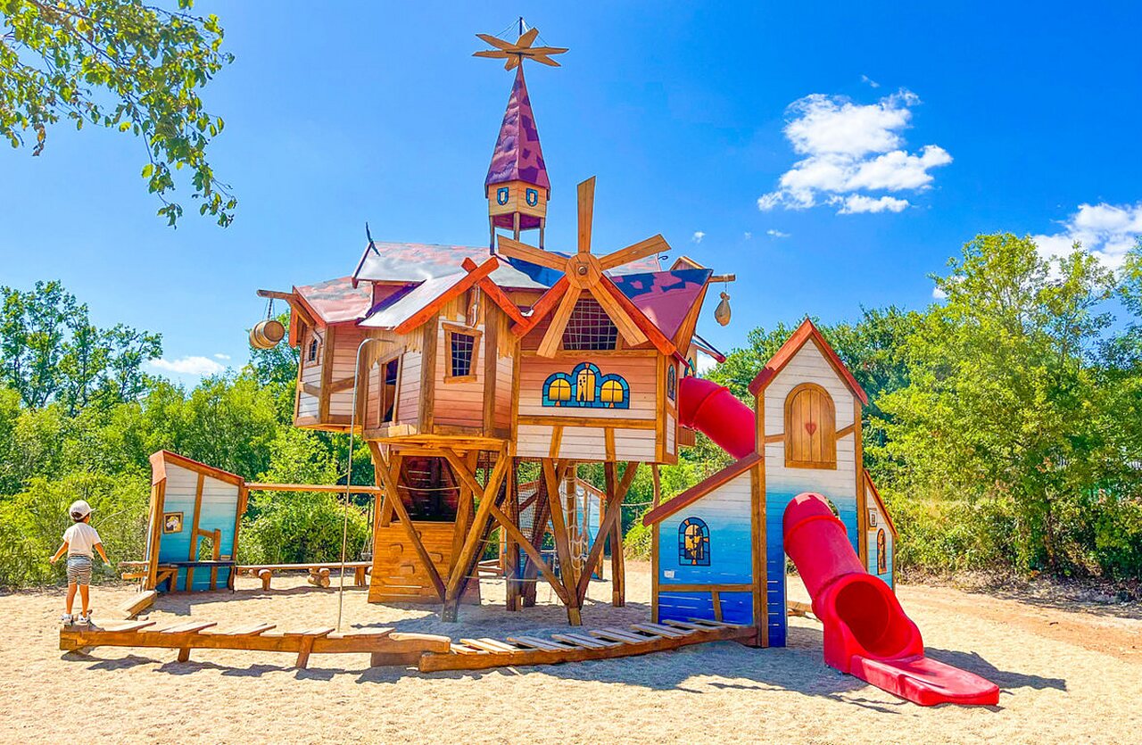 Speeltuin met glijbanen op VAGUES OCEANES Paille Basse, Souillac (46).