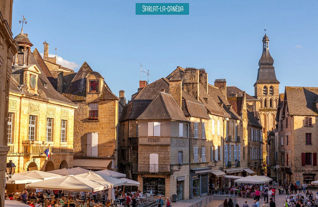 Levendig historisch plein Sarlat-la-Can�da, stad te bezoeken nabij de camping.