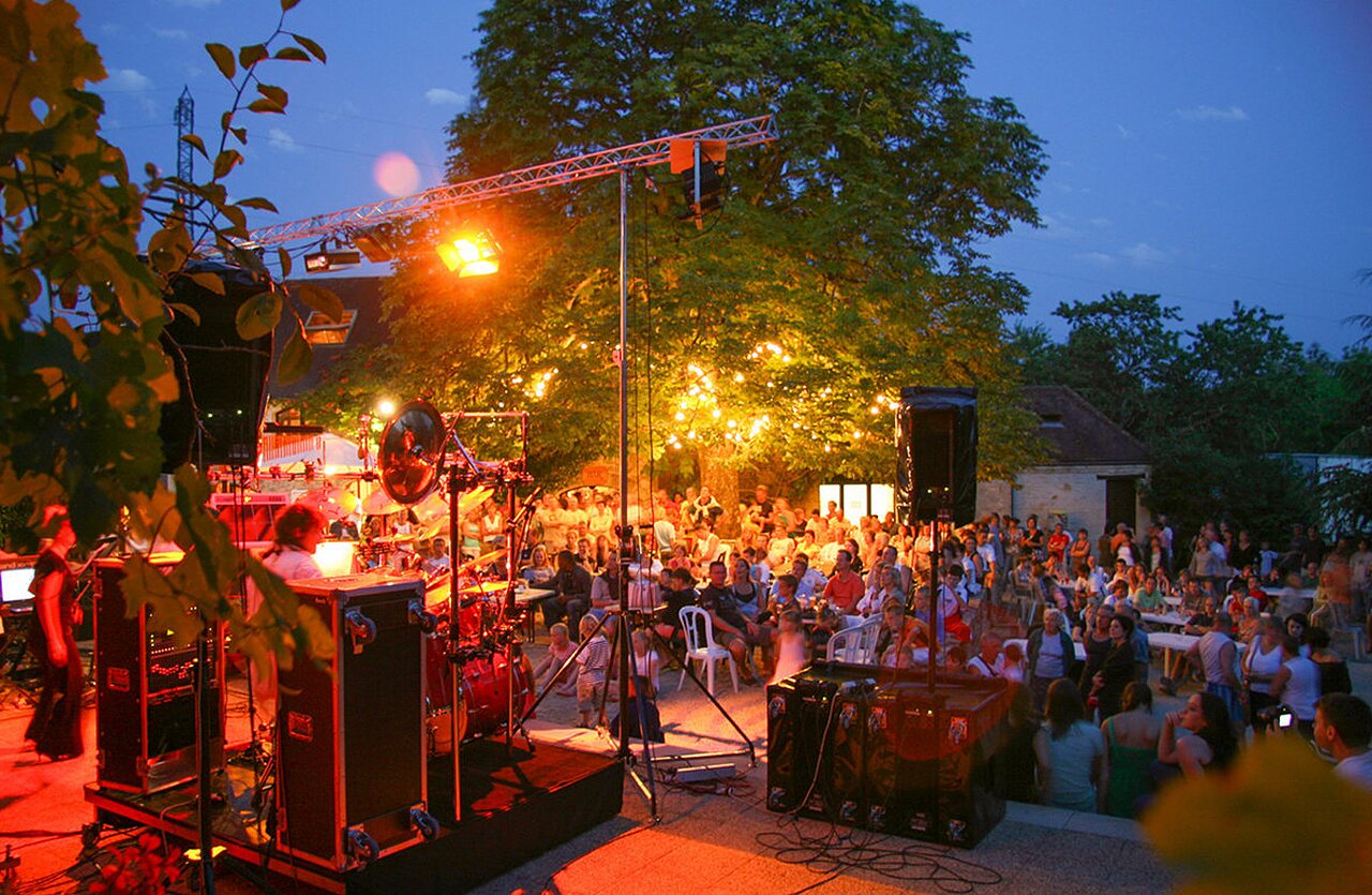 Buiten muziek animatie camping VAGUES OCEANES Paille Basse, Souillac (46).