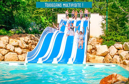 Meerdere waterglijbanen en zwembad op camping VAGUES OCEANES Paille Basse.