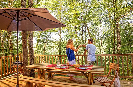 Koppel op terras van accommodatie op camping VAGUES OCEANES Paille Basse in Souillac (46).