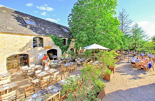 Levendig buitenterras van het restaurant op camping VAGUES OCEANES Paille Basse in Souillac (46).