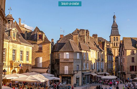 Levendig historisch plein in Sarlat-la-Can�da, Dordogne, met restaurantterrassen.