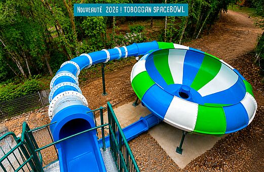 Nieuwe blauw-groene Spacebowl glijbaan op camping VAGUES OCEANES Paille Basse in Souillac (46).
