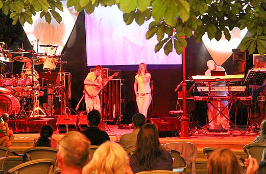 Muziekband optreden op podium, animatie op camping VAGUES OCEANES Paille Basse in Souillac (46).