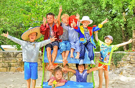 Vrolijke kinderen tijdens animatie op de speeltuin van camping VAGUES OCEANES Paille Basse in Souillac (46).