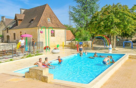 Buitenzwembad en waterspelen voor kinderen op camping VAGUES OCEANES Paille Basse in Souillac (46).