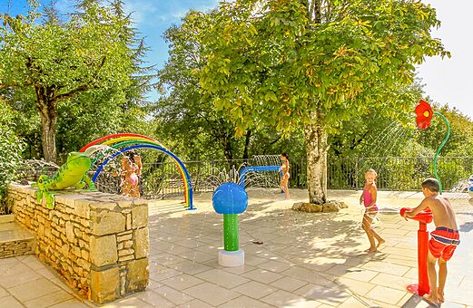 Waterspelen voor kinderen op camping VAGUES OCEANES Paille Basse in Souillac (46).