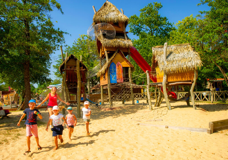 Carabouille Speeltuin - Thematische speeltuin met glijbaan en kinderen op camping CAPFUN Paillotte in AZUR (40).