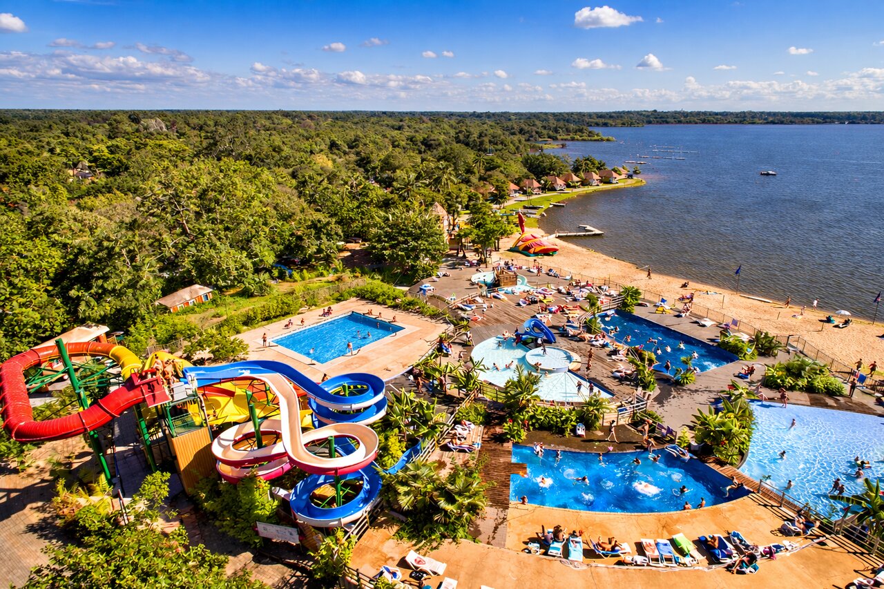 Waterpark, glijbanen, zwembaden, strand op camping CAPFUN Paillotte in AZUR (40).