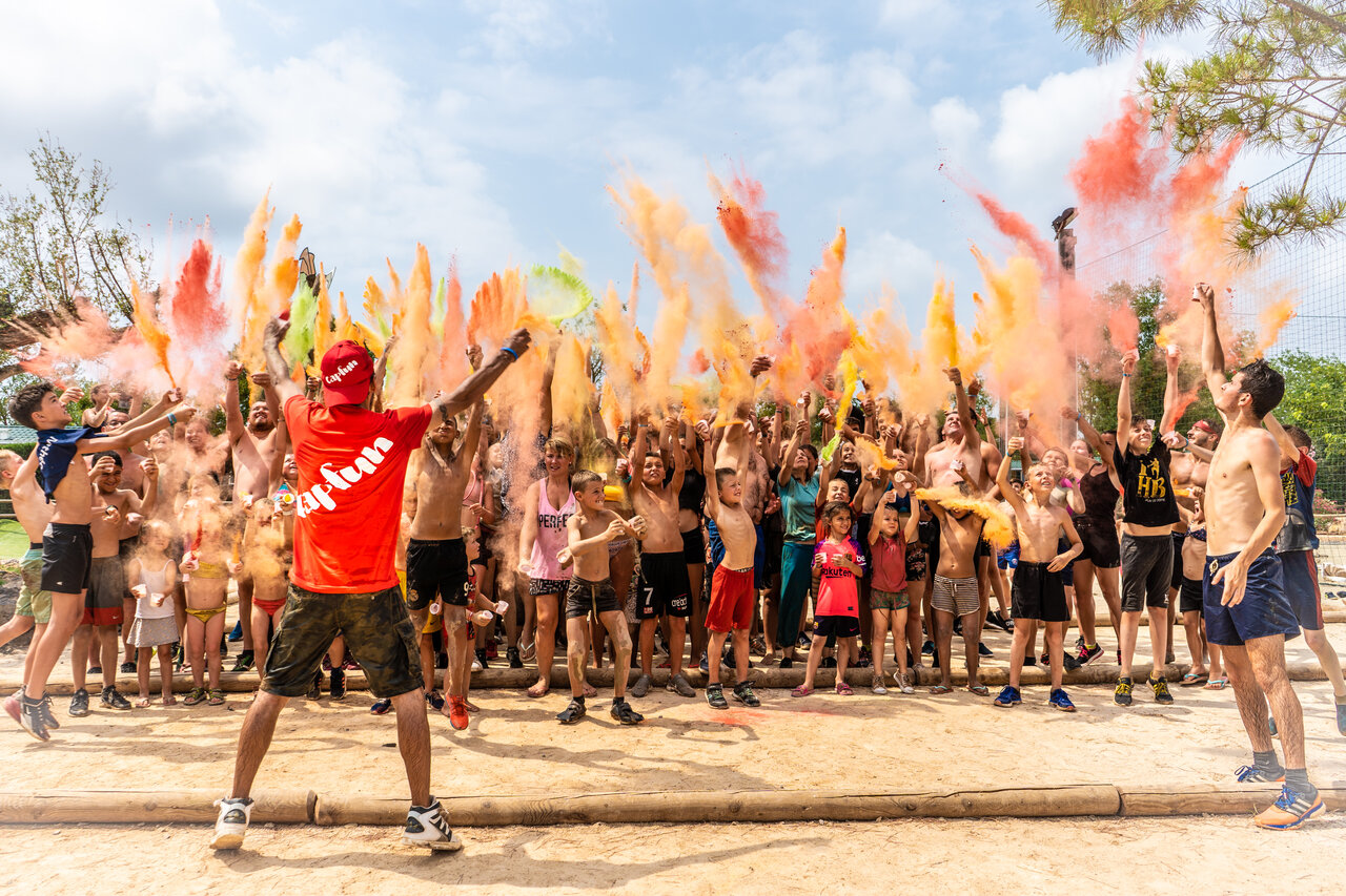 Color run activiteit met deelnemers en animator op camping CAPFUN Paillotte in AZUR (40)