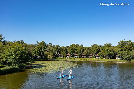 Etang de Soustons met paddleboarders, bezienswaardigheid nabij de camping.