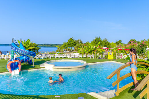 Buitenzwembad met waterglijbaan en kinderbad op camping CAPFUN Paillotte in AZUR (40).