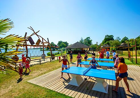 Tafeltennistafels en speelzone op camping CAPFUN Paillotte in AZUR (40).