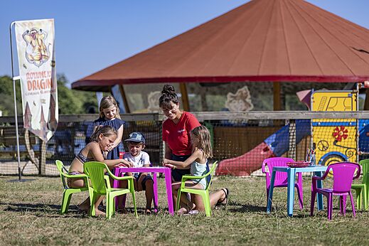 Kinderactiviteit met animator in de club, op camping CAPFUN Paillotte in AZUR (40).