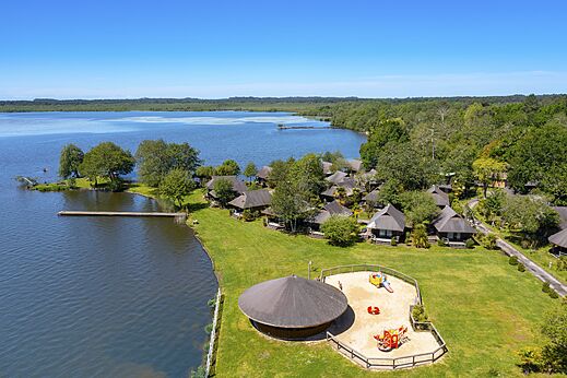 Luchtfoto camping, stacaravans, speeltuin, meer. CAPFUN Paillotte AZUR (40).