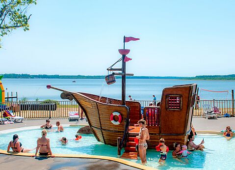 Waterspeeltuin met piratenschip en zwembad op camping CAPFUN Paillotte in AZUR (40).