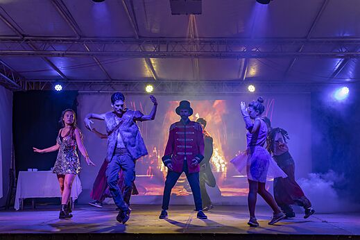 Dansshow met gekostumeerde artiesten op podium op camping CAPFUN Paillotte in AZUR (40).