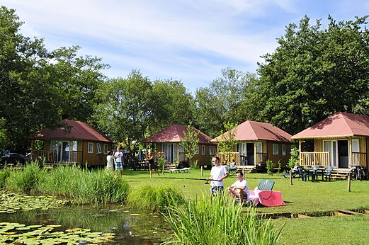 Houten Mobil-homes aan vijver met vissers op camping CAPFUN Paillotte in AZUR (40).