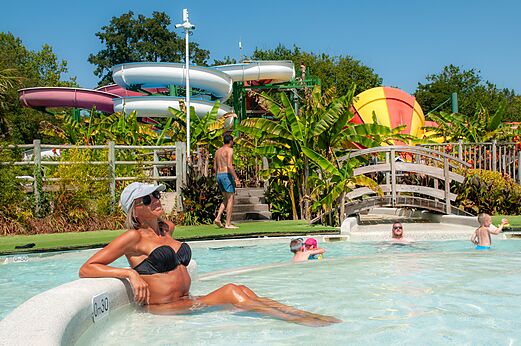 Buitenzwembad met waterglijbanen en waterspellen op camping CAPFUN Paillotte in AZUR (40).