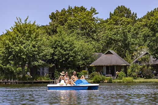 Waterfiets met drie personen op het meer bij camping CAPFUN Paillotte in AZUR (40).