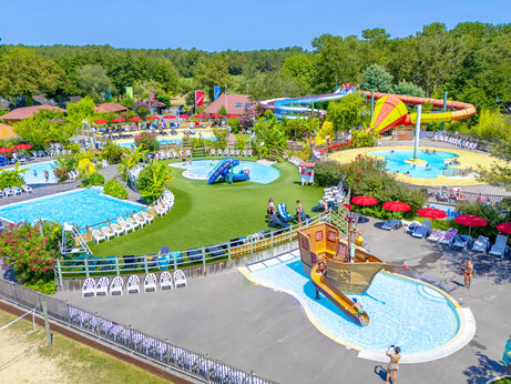 Zwembaden, waterglijbanen en waterspellen op camping CAPFUN Paillotte in AZUR (40).