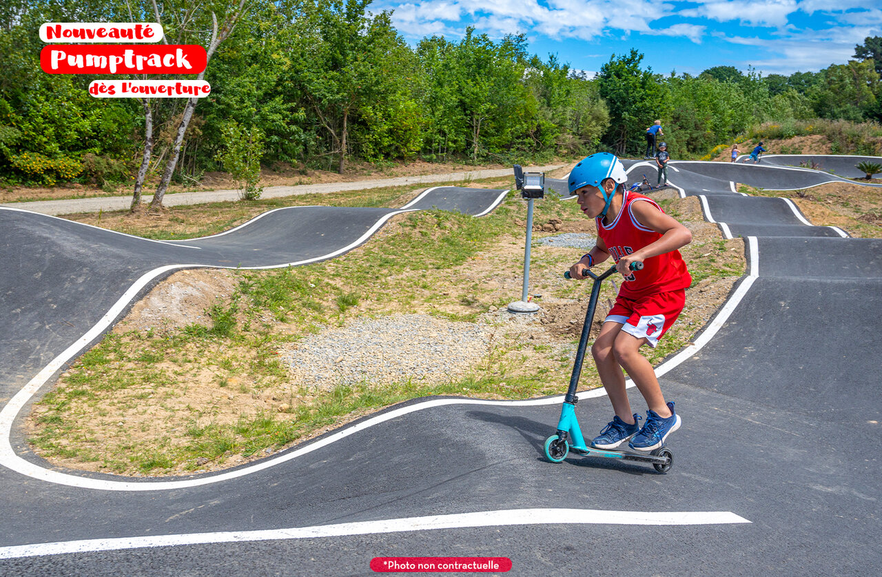 Moderne pumptrack met kind op step op camping CAPFUN Palais de Gaufrette in R�mering les Puttelange (57).