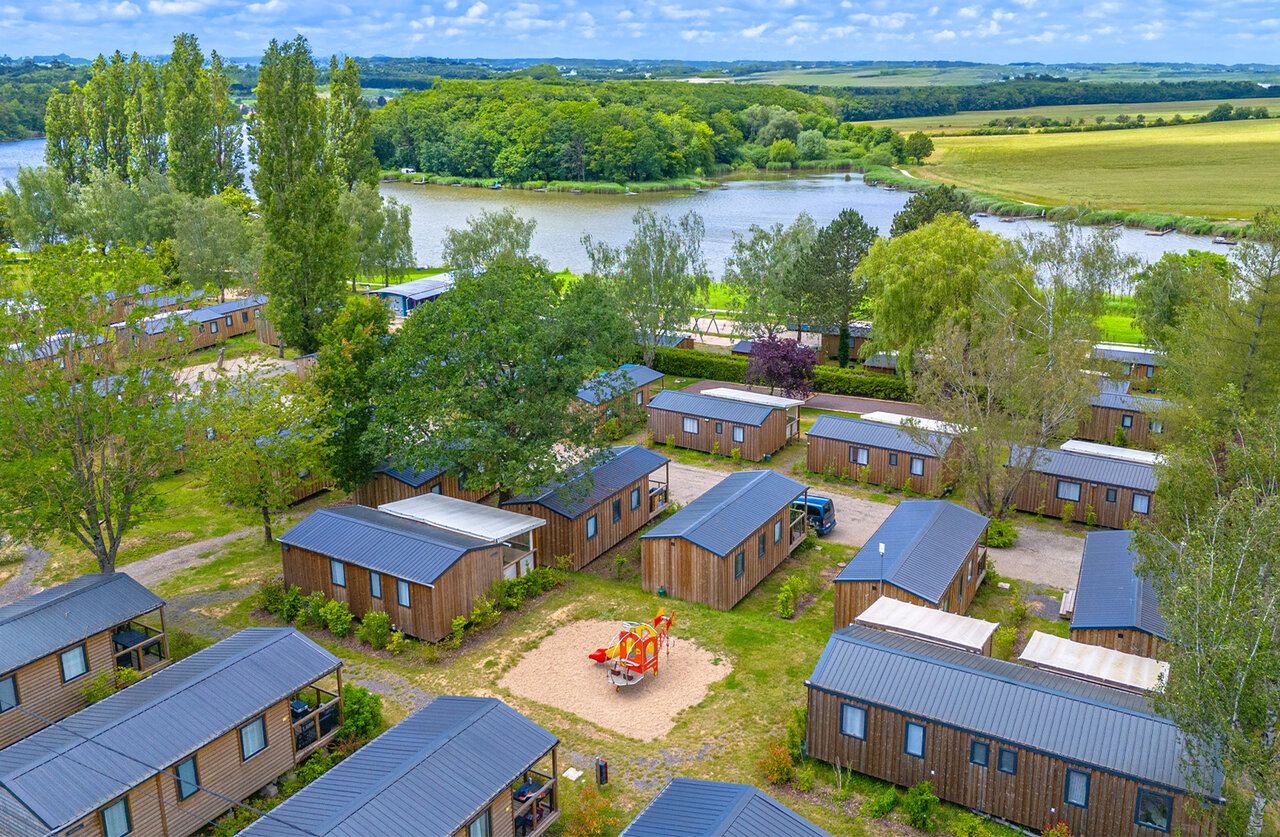 Stacaravans, speeltuin en meer, luchtfoto op camping CAPFUN Palais de Gaufrette in R�mering les Puttelange (57).