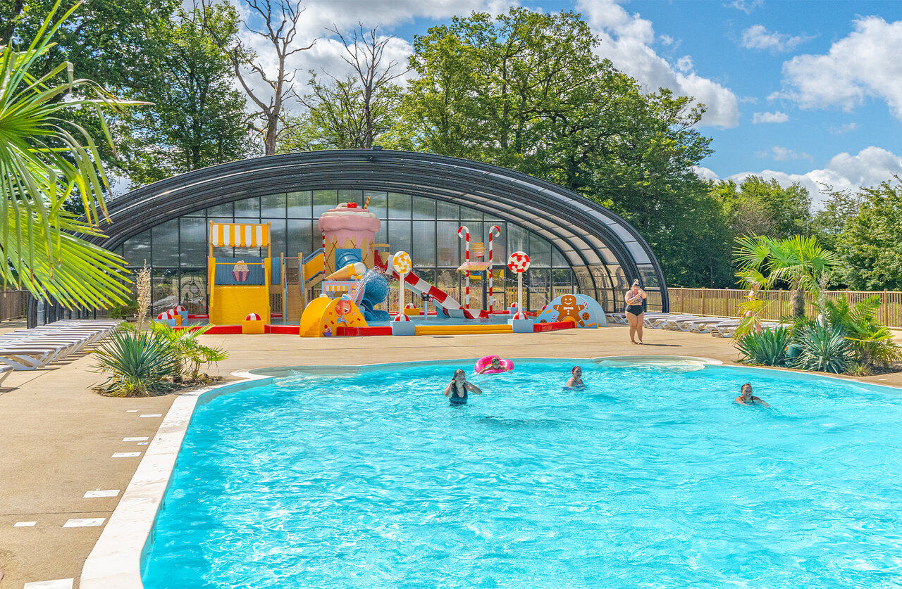 Buitenzwembad, overdekte waterspeeltuin op camping CAPFUN Palais de Gaufrette (57).