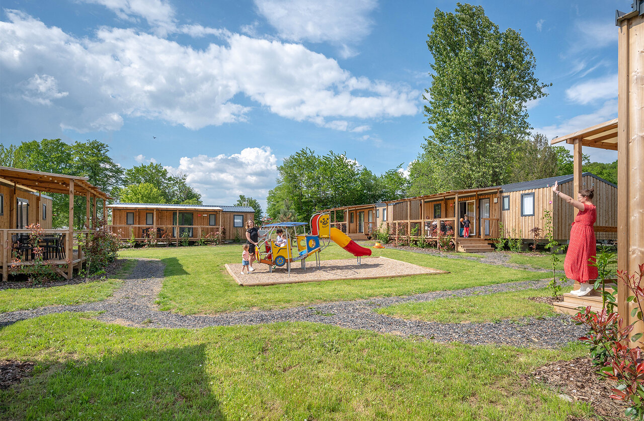 Houten stacaravans en kinderspeeltuin op camping CAPFUN Palais de Gaufrette.