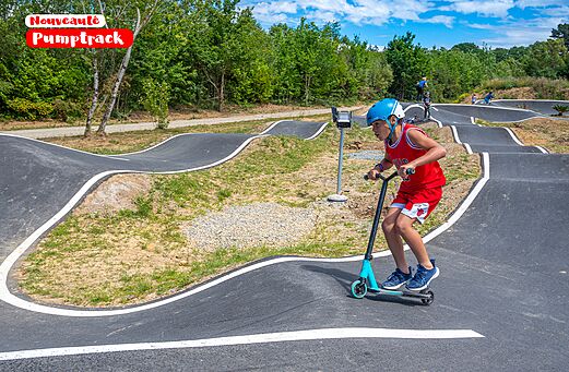 Pumptrack met kind op step op camping CAPFUN Palais de Gaufrette.