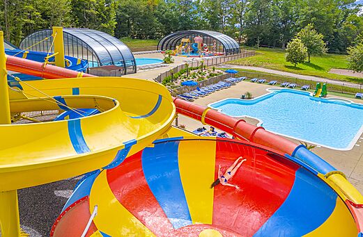Gigantische waterglijbanen en buitenzwembaden op camping CAPFUN Palais de Gaufrette in Rémering.