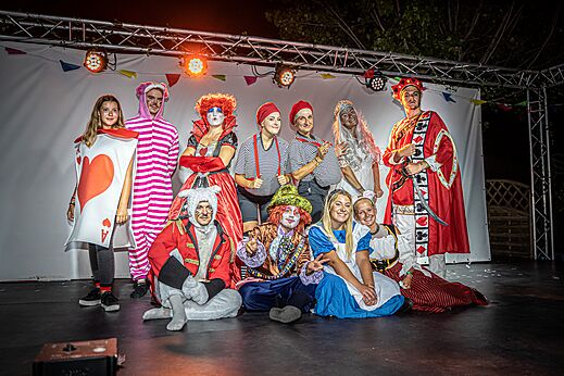 Verklede animatieshow op het podium op camping CAPFUN Palais de Gaufrette in Rémering les Puttelange (57).