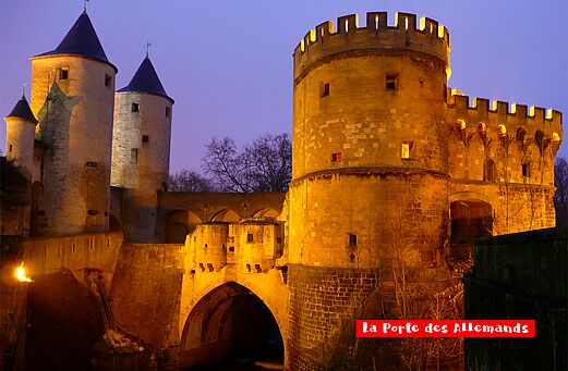 La Porte des Allemands, verlichte middeleeuwse vestingbrug in Metz, historische bezienswaardigheid.