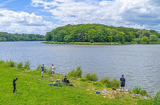 Vissen aan het meer op camping CAPFUN Palais de Gaufrette in Rémering les Puttelange (57).