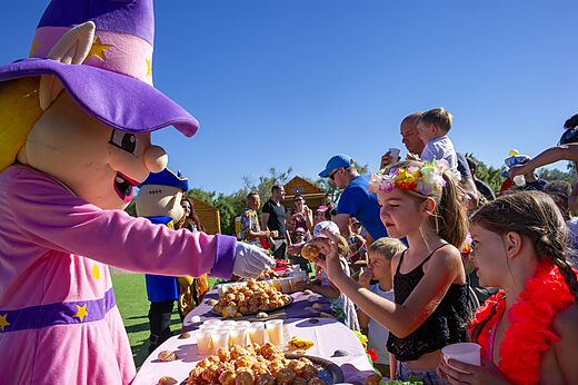 Mascotte deelt chouquettes uit, animatie op camping CAPFUN Palais de Gaufrette in Rémering les Puttelange (57).