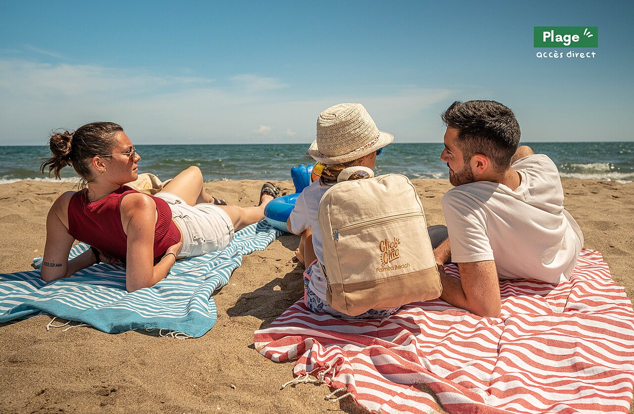 Fijn zandstrand, familie ontspant op camping CLICOCHIC Palmira Beach.