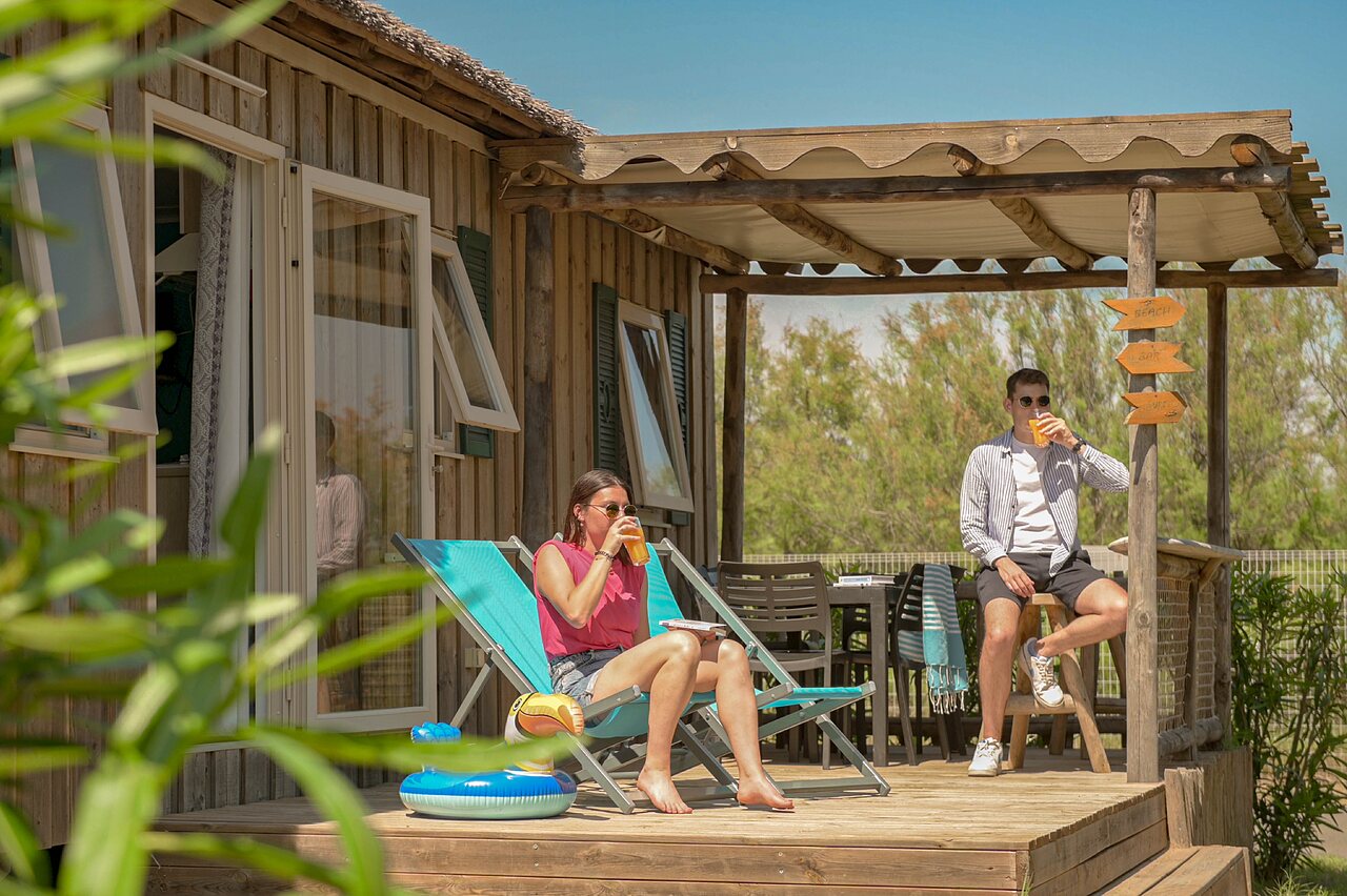 Stacaravan houten terras, op camping CLICOCHIC Palmira Beach in Vendres-Plage (34).