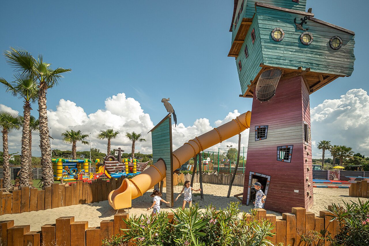 Thematische speeltuin, reuzenglijbaan, kinderen op camping CLICOCHIC Palmira Beach.