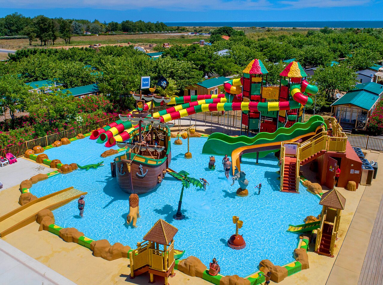 Kleurrijk waterpark met glijbanen, piratenschip op camping CLICOCHIC Palmira Beach Vendres-Plage (34).
