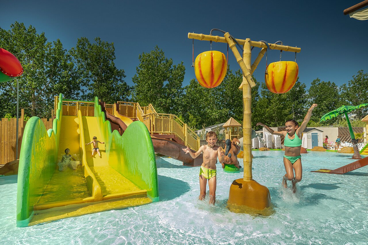 Waterglijbanen, waterspellen kinderen op camping CLICOCHIC Palmira Beach in Vendres-Plage.