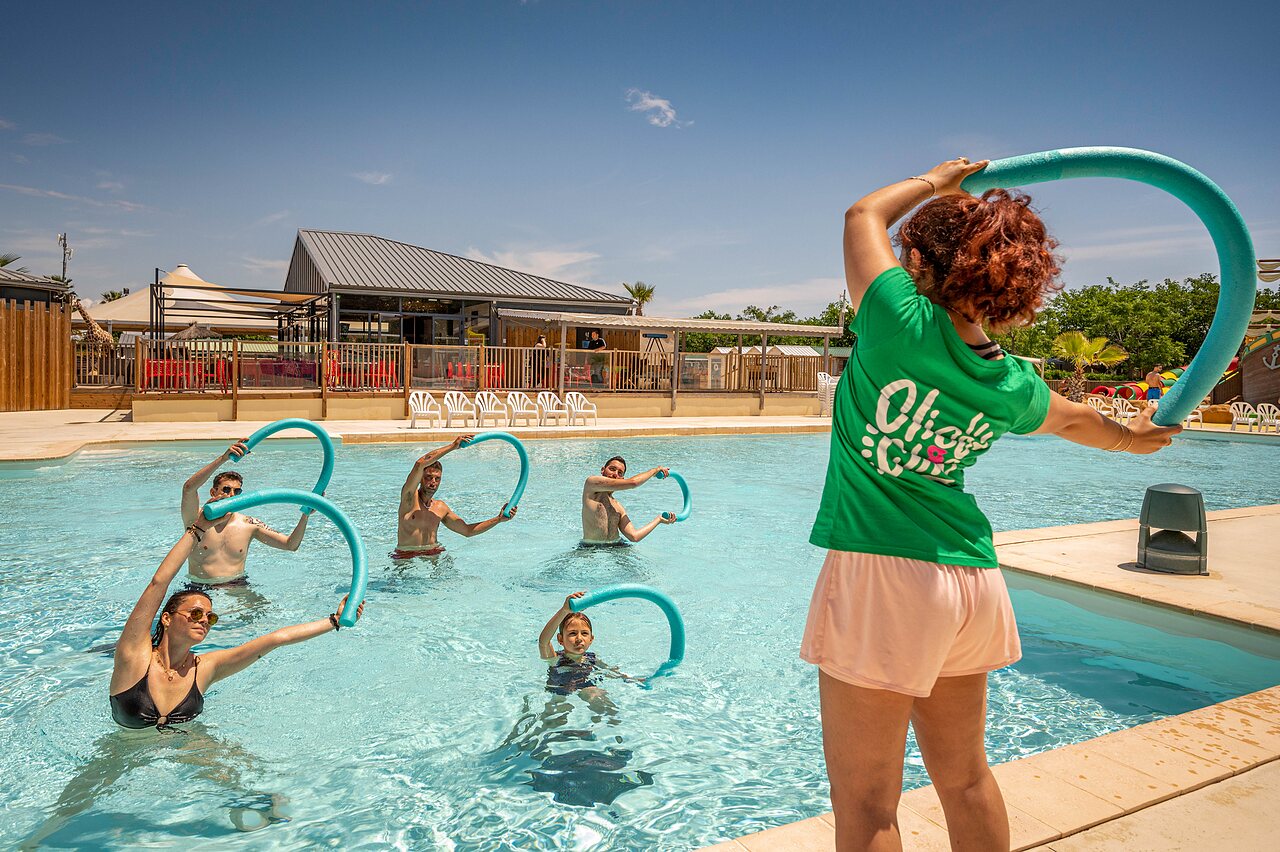 Geanimeerde aquagymles in het buitenzwembad van camping CLICOCHIC Palmira Beach in Vendres-Plage (34).
