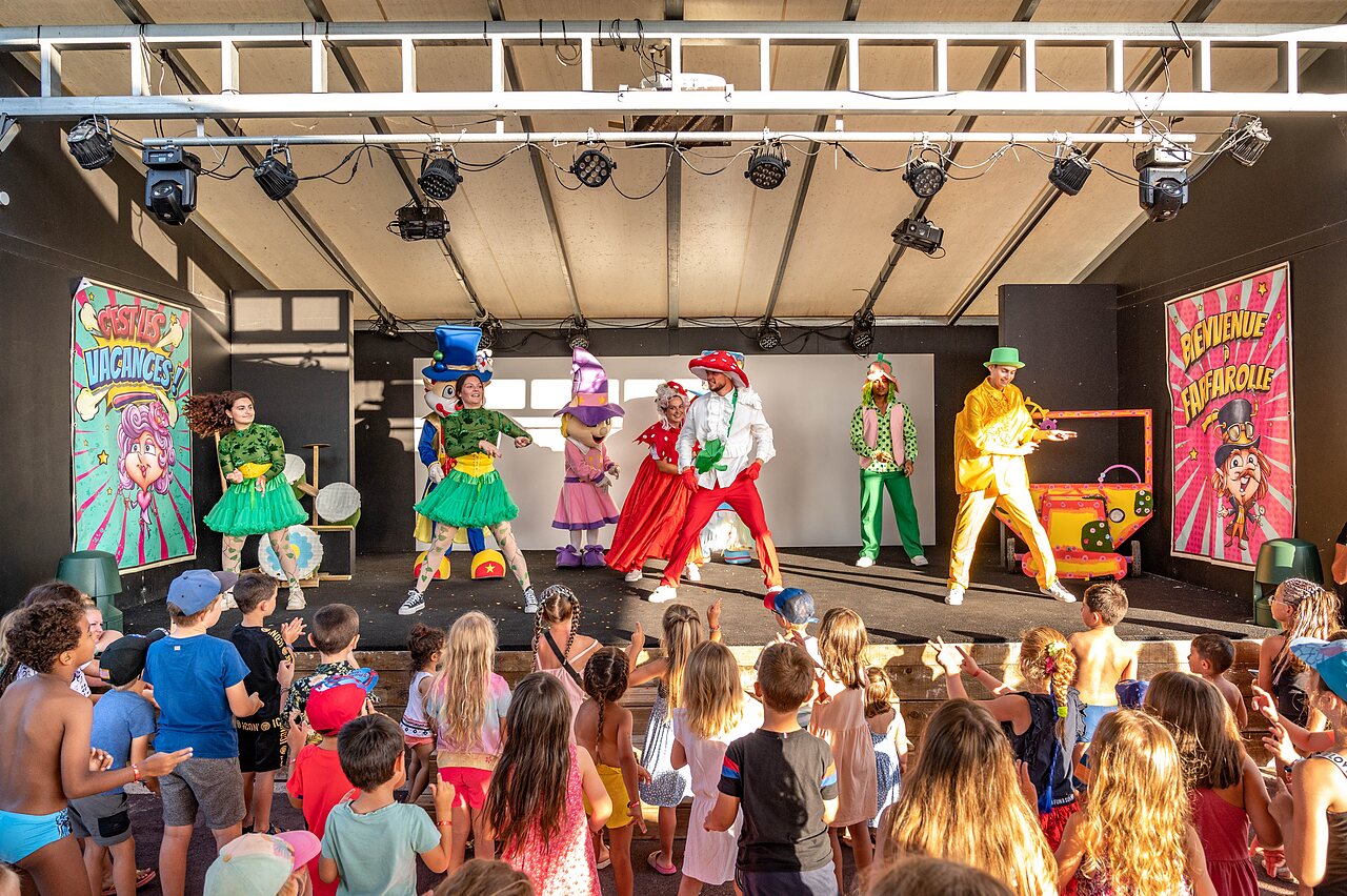 Kinderanimatieshow op podium, verklede personages op camping CLICOCHIC Palmira Beach.